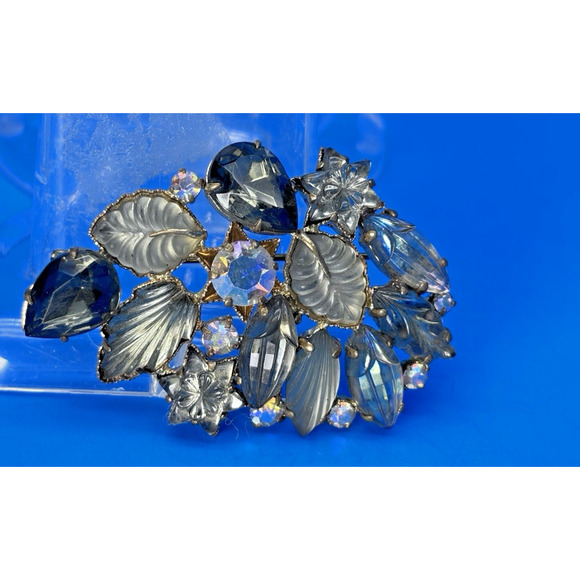 Vintage Weiss style Carved thermoset Leaf Brooch AB Rhinestone Gold-tone - Picture 12 of 16